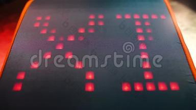 字出口用红色字母写在终端的暗电子屏幕上